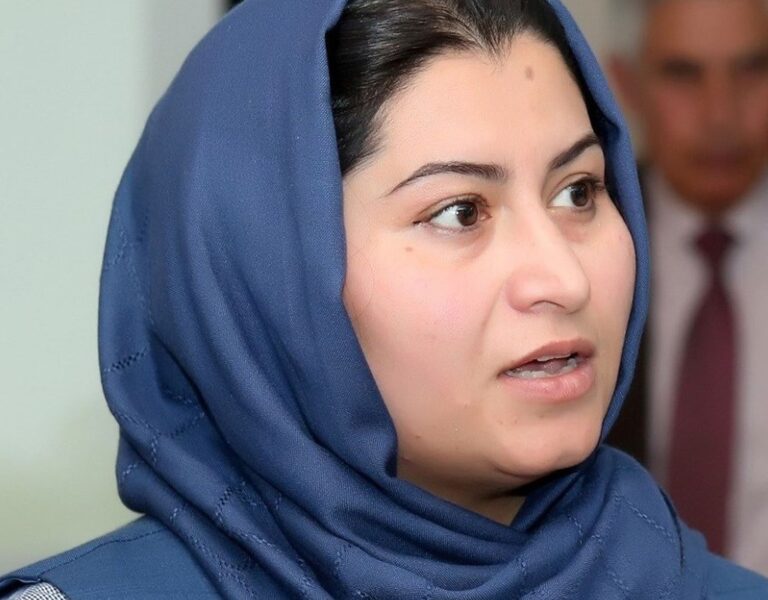 “Los Talibanes Han Empezado a Ir Casa por Casa Buscando a las Mujeres Activistas”, Denuncia Humira Saqib