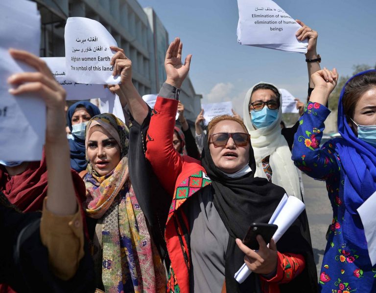 نقف متضامنات للدفاع عن حقوق وأصوات النساء الأفغانيات